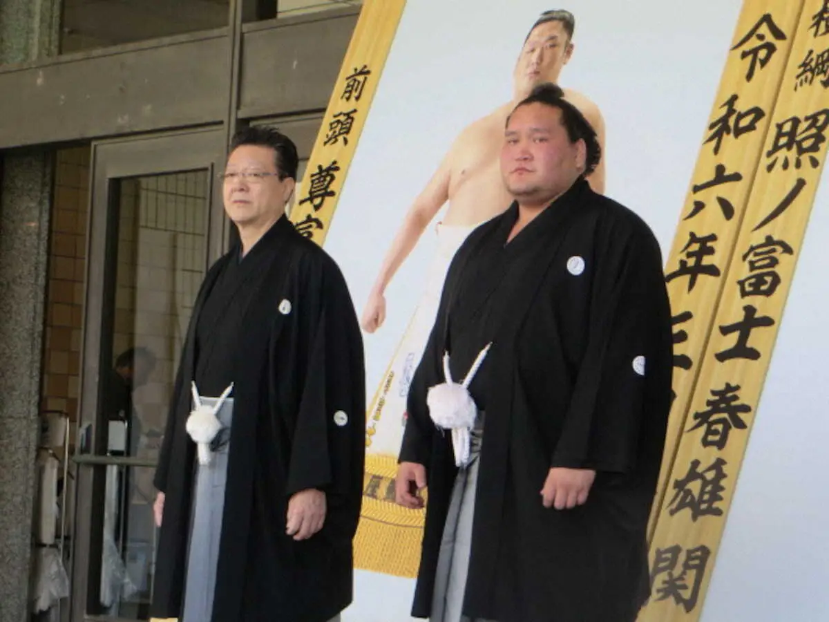 【画像・写真】記念撮影に収まる照ノ富士(右)　　　　　　　　　　　　　　　　　　　　　　　　　　　　　　