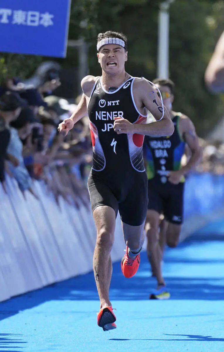 【画像・写真】ランでスパートするニナー賢治。日本勢過去最高の7位となった＝横浜市山下公園周辺特設コース