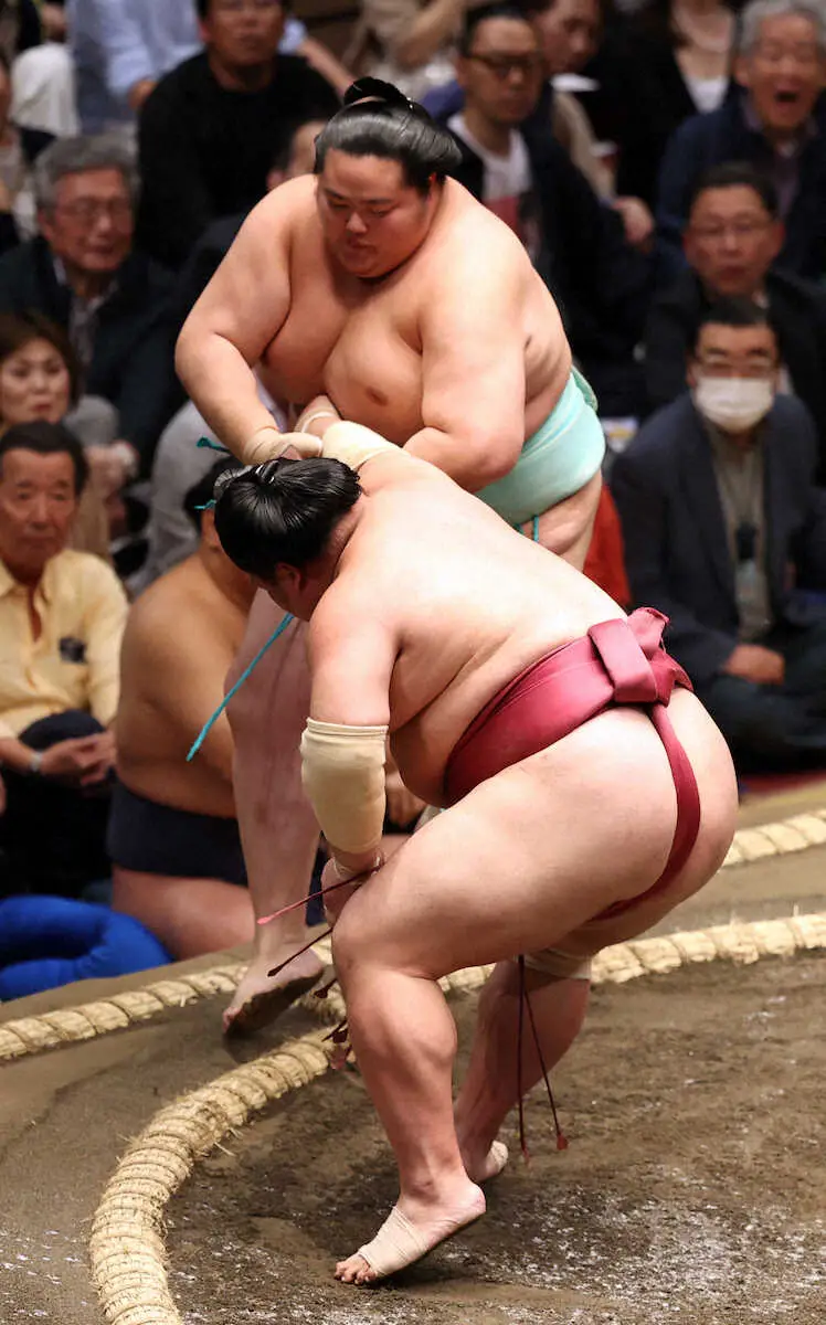 【画像・写真】大栄翔（手前）に押し出しで敗れる琴桜（撮影・久冨木　修）　