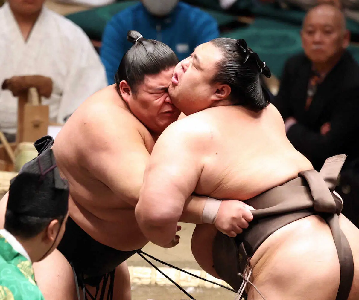 【画像・写真】英乃海（右）を攻める伯桜鵬（撮影・久冨木　修）　
