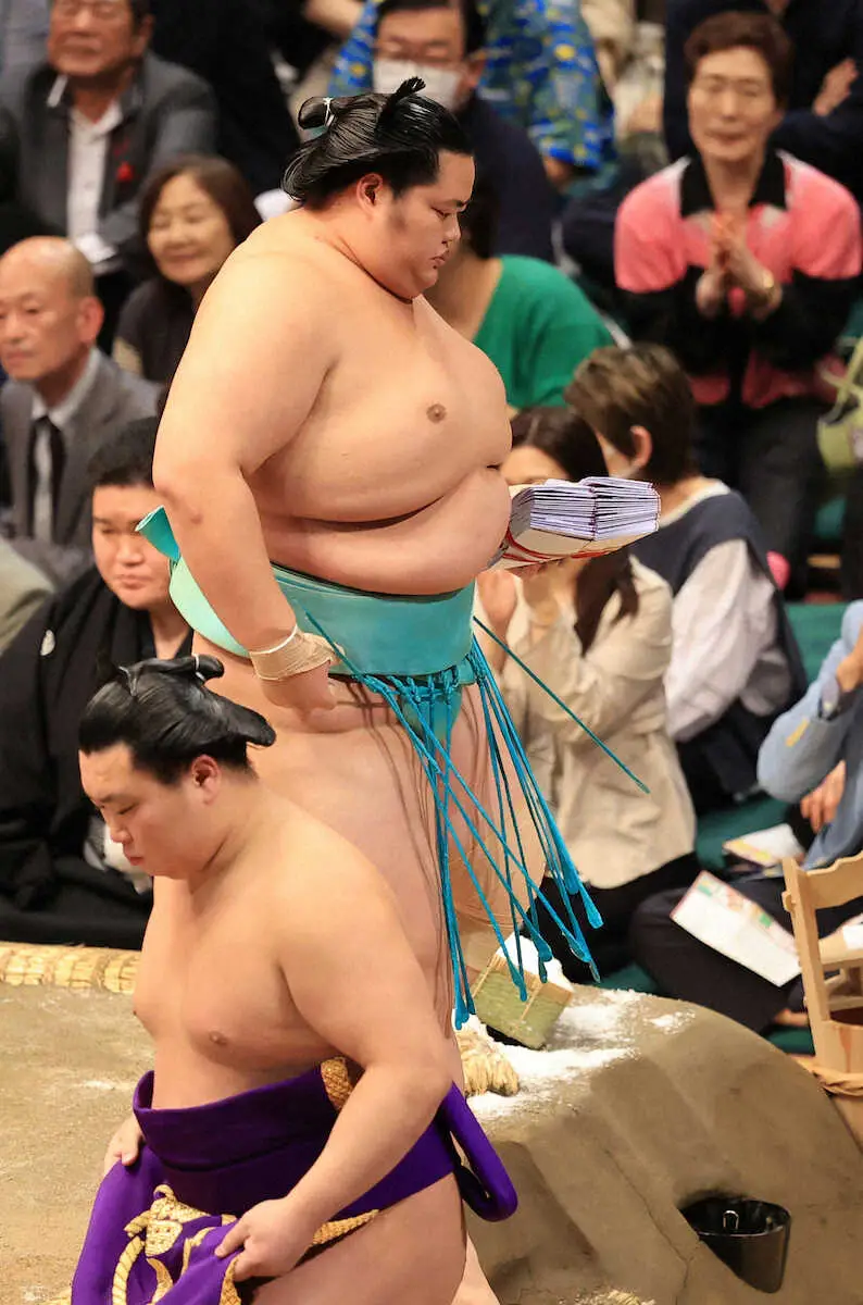 【画像・写真】琴ノ若改め琴桜　“襲名1勝”　50年ぶりに響き渡った「ことざくら～」勝ち名乗りに万雷の拍手