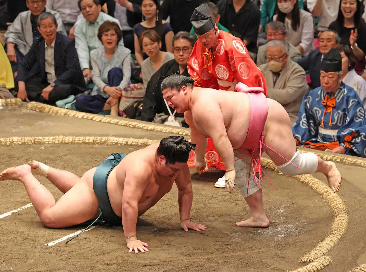 【画像・写真】肩透かしで錦木を破る宇良（右）（撮影・西海健太郎）