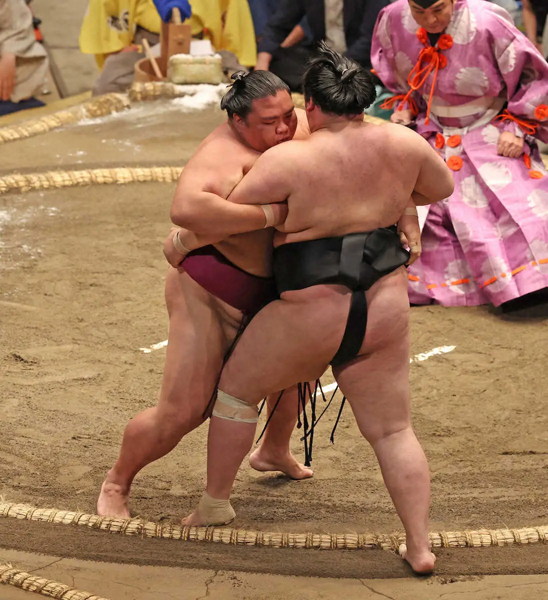 【画像・写真】寄り切りで明生を破る御嶽海（左）（撮影・西海健太郎）