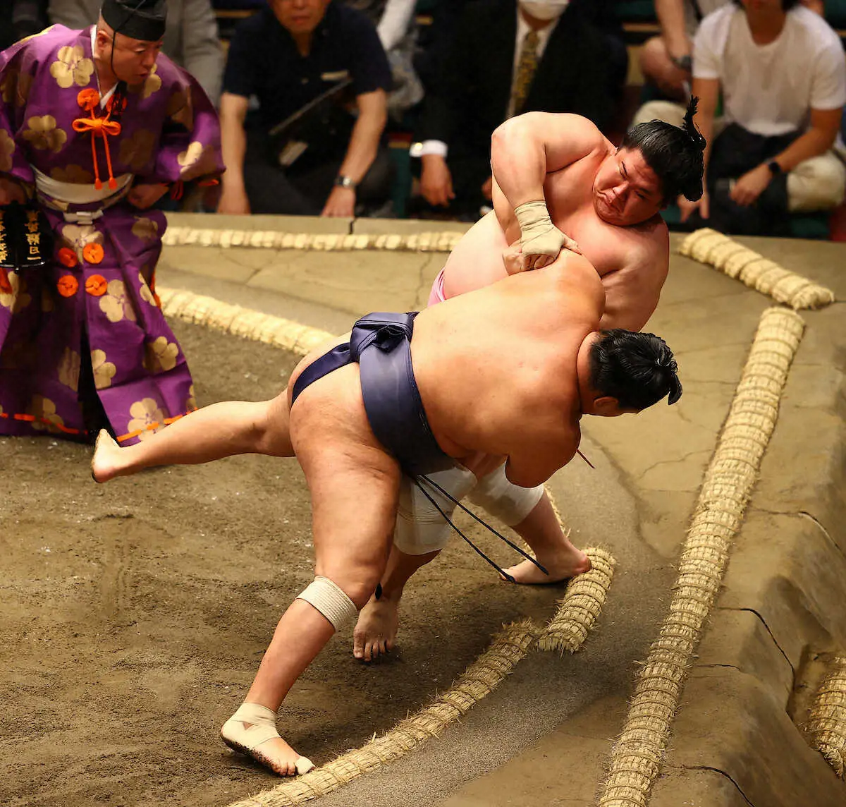 【画像・写真】宇良は2敗に後退　幕内で過去4勝4敗の大関・豊昇龍に寄り倒される