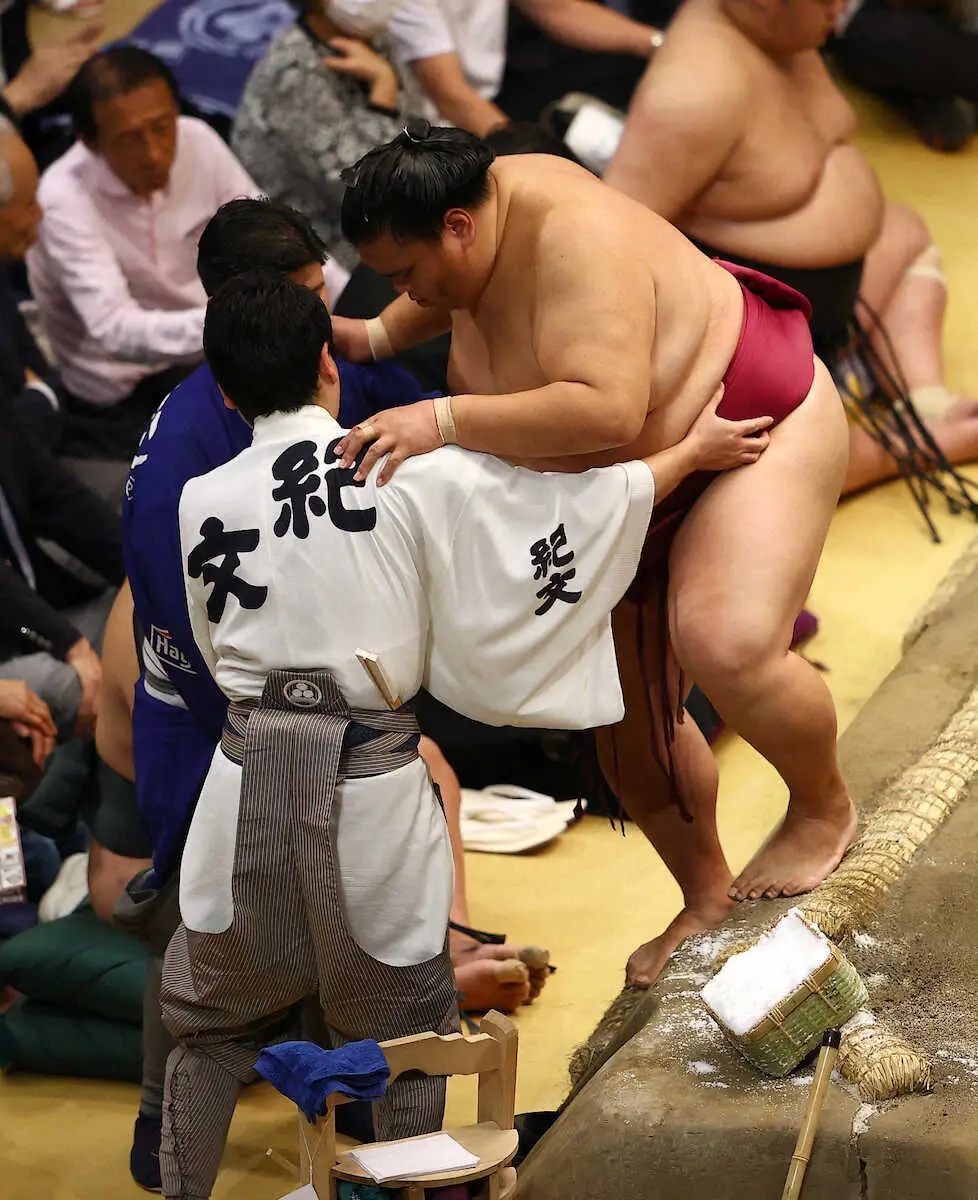 【画像・写真】玉ノ井親方の目　御嶽海が大の里に1差で中日をターン　食らいついていけば面白い展開、負傷の度合いは
