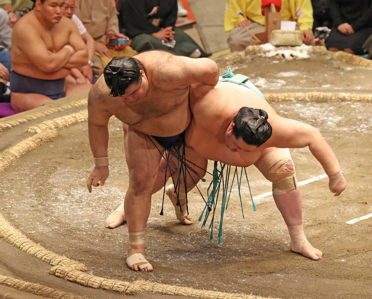 【画像・写真】高安が“全勝”　また大関撃破!琴桜との結びの一番制し喜び「最高ですね」