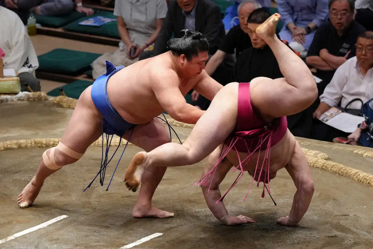 【画像・写真】十両で1敗の若隆景が全勝の遠藤止めた！元三役対決制して10勝　館内は幕内後半さながらの大歓声