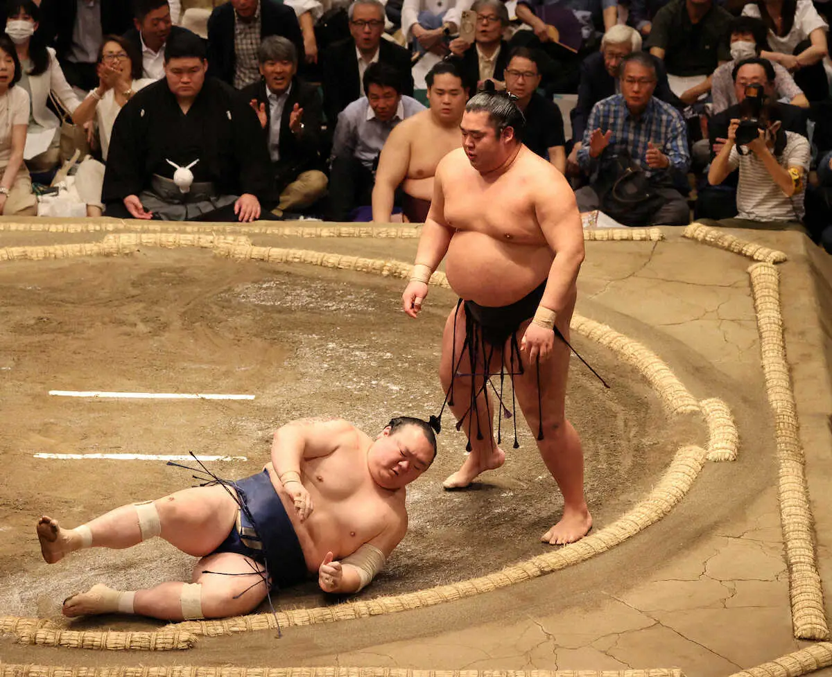【画像・写真】湘南乃海が単独首位に!　宝富士との2敗対決を制す「集中して対応できてよかった」