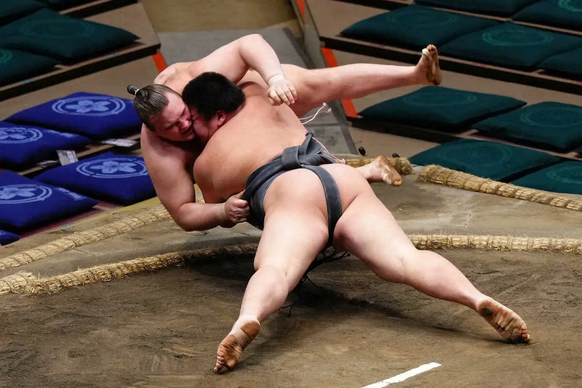 【画像・写真】＜大相撲夏場所11日目＞安青錦を寄り倒しで破る草野（撮影・西尾　大助）