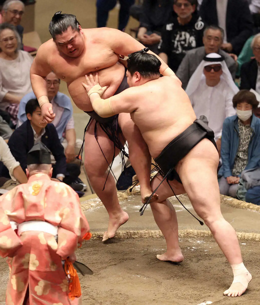 【画像・写真】＜夏場所12日目＞阿炎（右）に押し出しで敗れる湘南乃海（撮影・久冨木　修）　