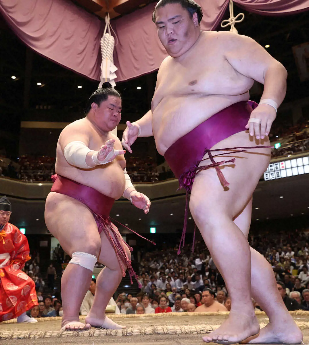 【画像・写真】押し出しで御嶽海を破る大栄翔（左）（撮影・西海健太郎）