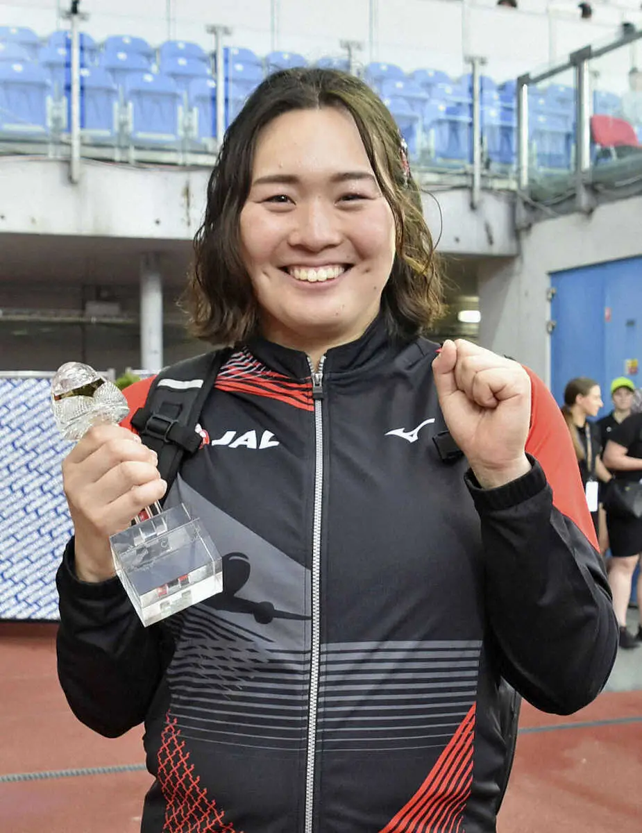 【画像・写真】女子やり投げで優勝し、トロフィーを手に笑顔を見せる北口榛花