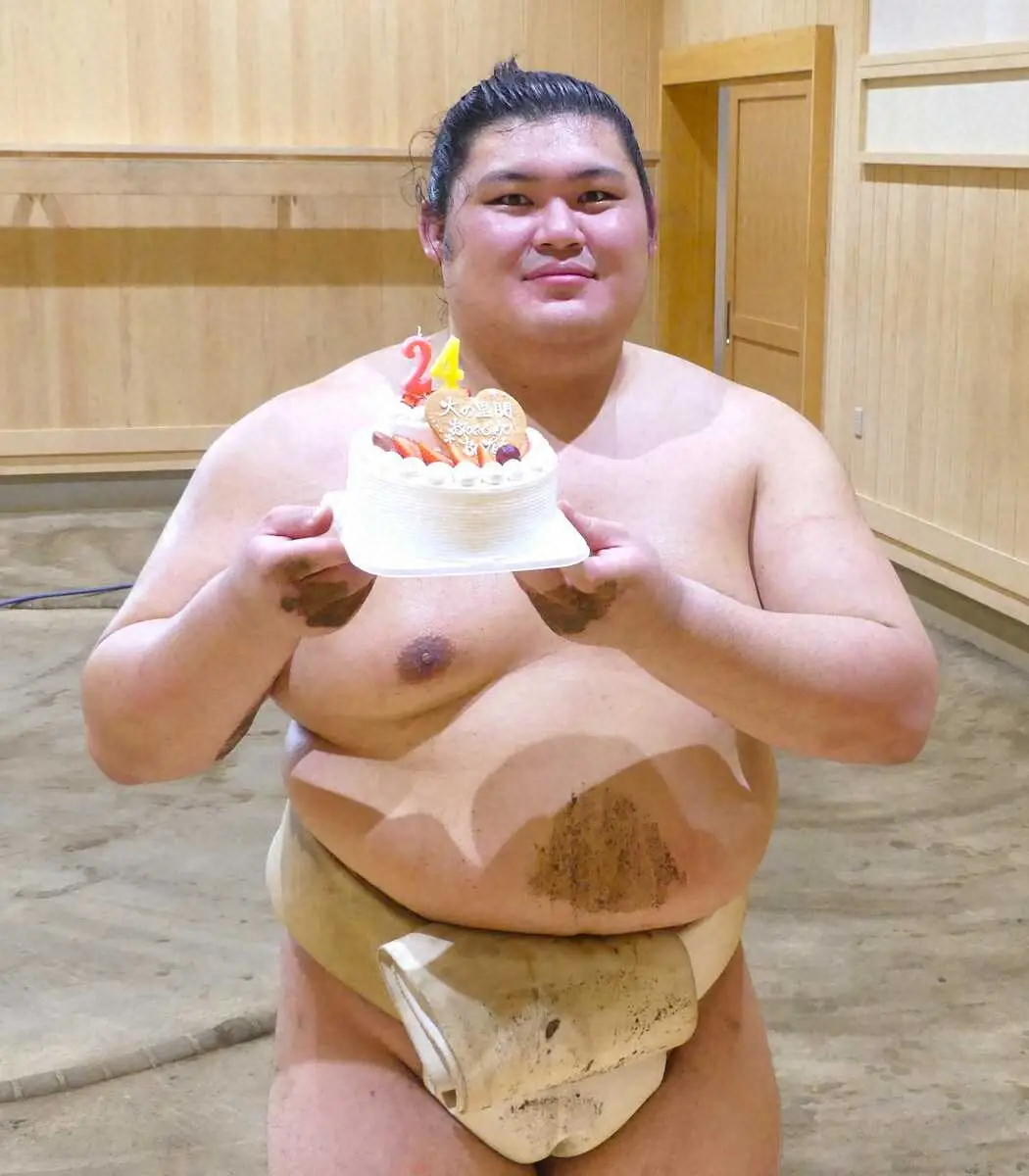 【画像・写真】大の里24歳の誕生日「一番気持ちよく迎えられた」部屋の力士から贈られた誕プレは「ヨギボー」