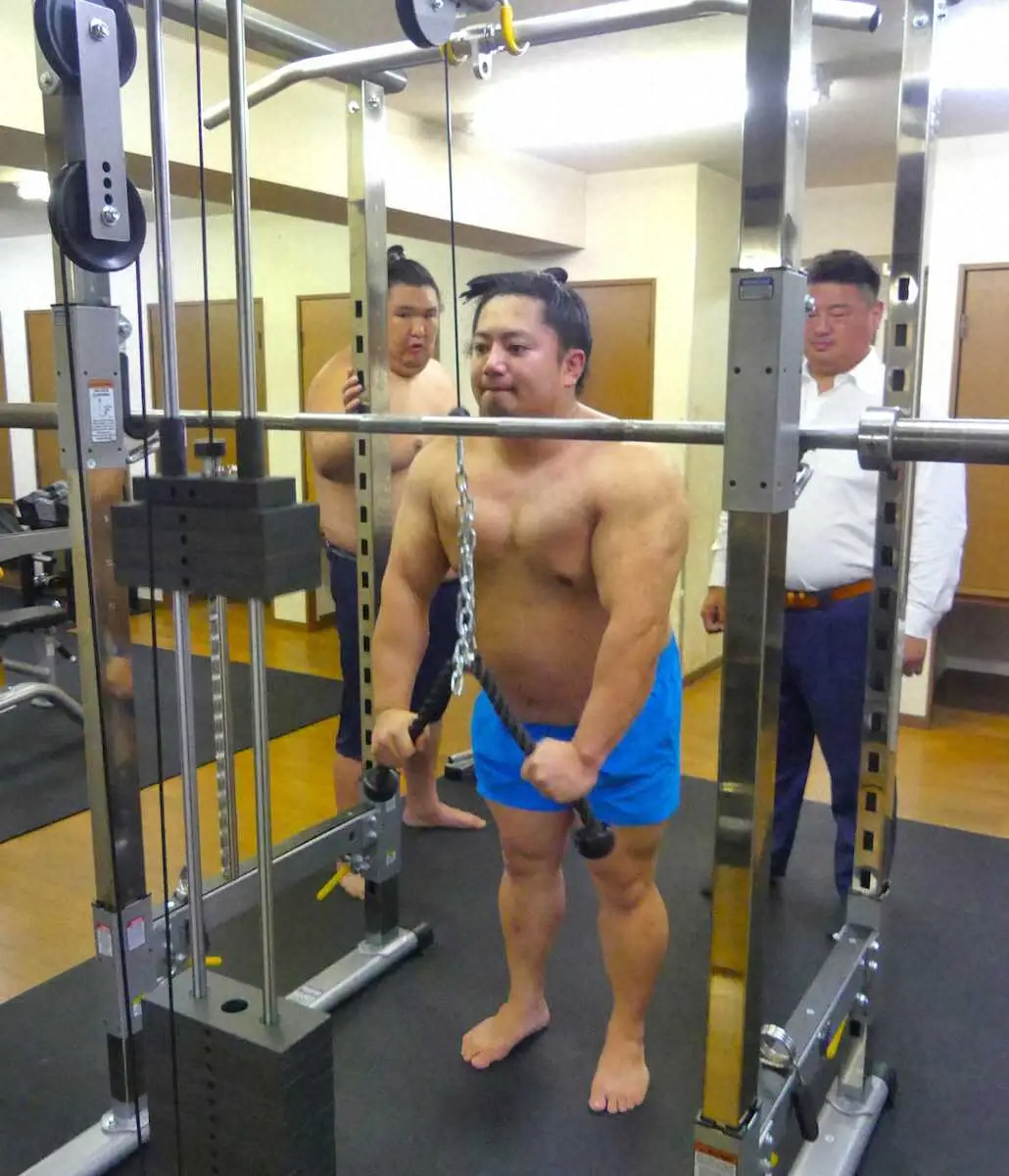 【画像・写真】午前は土俵で稽古、午後はトレーニング「技を出すには力が必要」中村親方流“筋トレのすすめ”