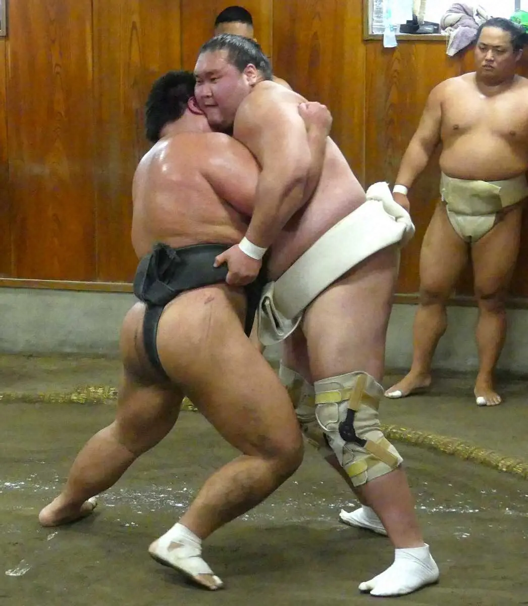 【画像・写真】照ノ富士が稽古をつけながら力強い寄りや投げも披露　実戦に近い動きを見せ、復帰へ一歩前進