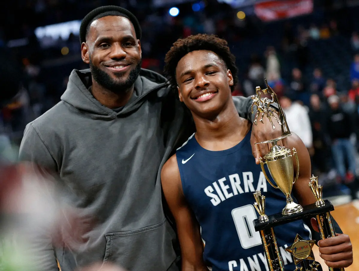 【画像・写真】レブロン・ジェームズと息子ブロニー（右）（AP）
