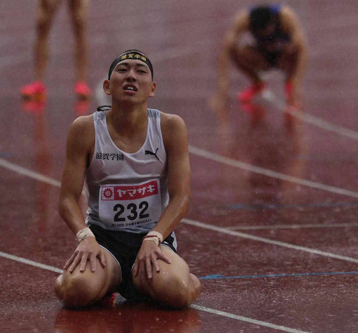 【画像・写真】落合晃　優勝も五輪逃し悔しさあらわ　男子800メートル　丸刈り＆鉢巻き姿で右拳を地に叩きつけ