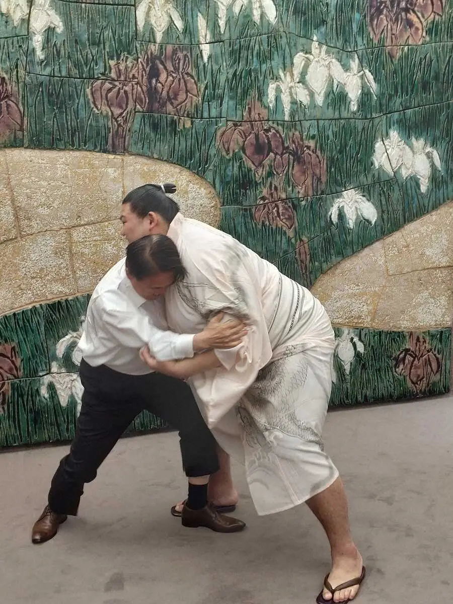 【画像・写真】大の里「しっかり準備していい成績を」竜が描かれた浴衣姿で愛知県、名古屋市の首長を表敬訪問