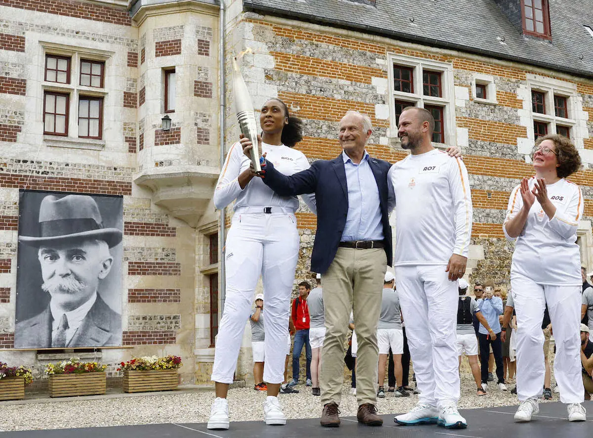 【画像・写真】クーベルタン男爵ゆかりの地　ミルビルの城館に聖火　子孫のチボー・ドナバセル氏がランナーに