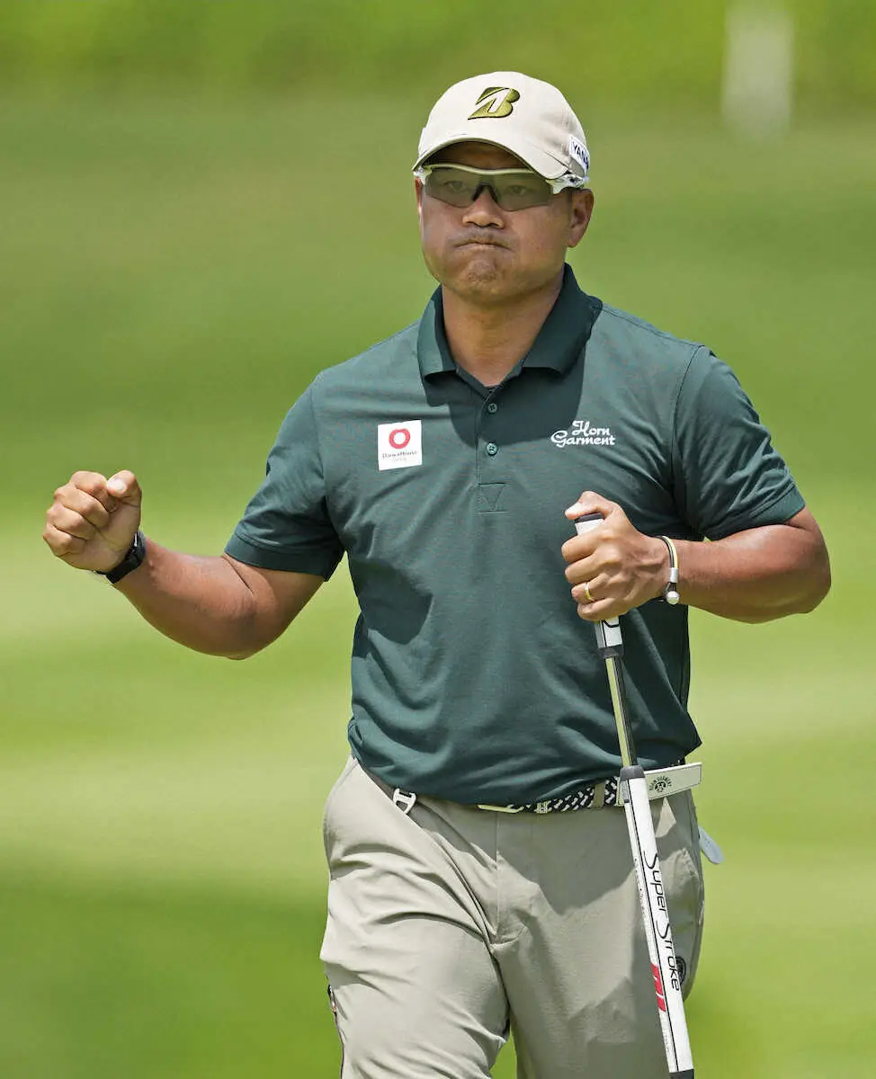 【画像・写真】9番でバーディーパットを決め、ガッツポーズする宮里優作。通算11アンダーで6位＝ザ・ノースカントリーGC