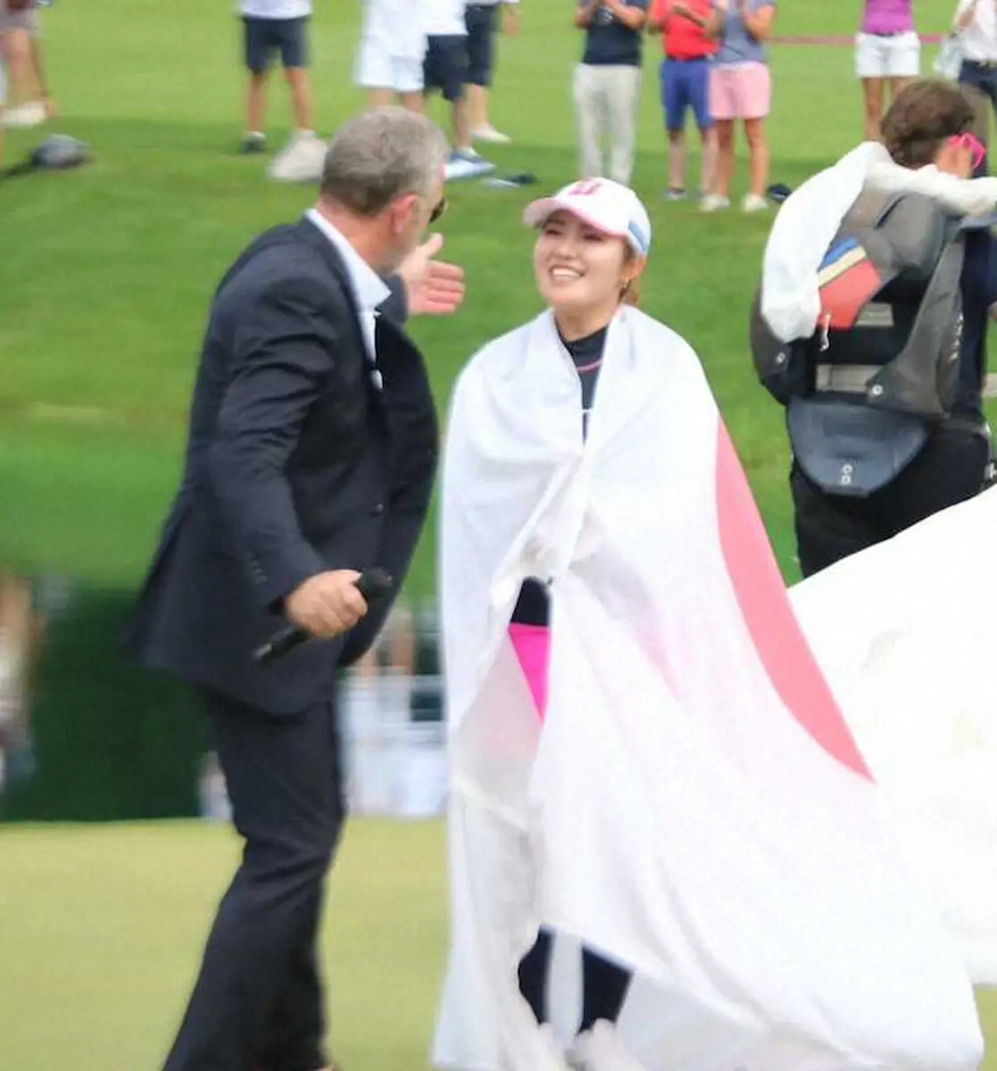 【画像・写真】メジャー優勝を飾り、日本国旗にくるまる古江彩佳
