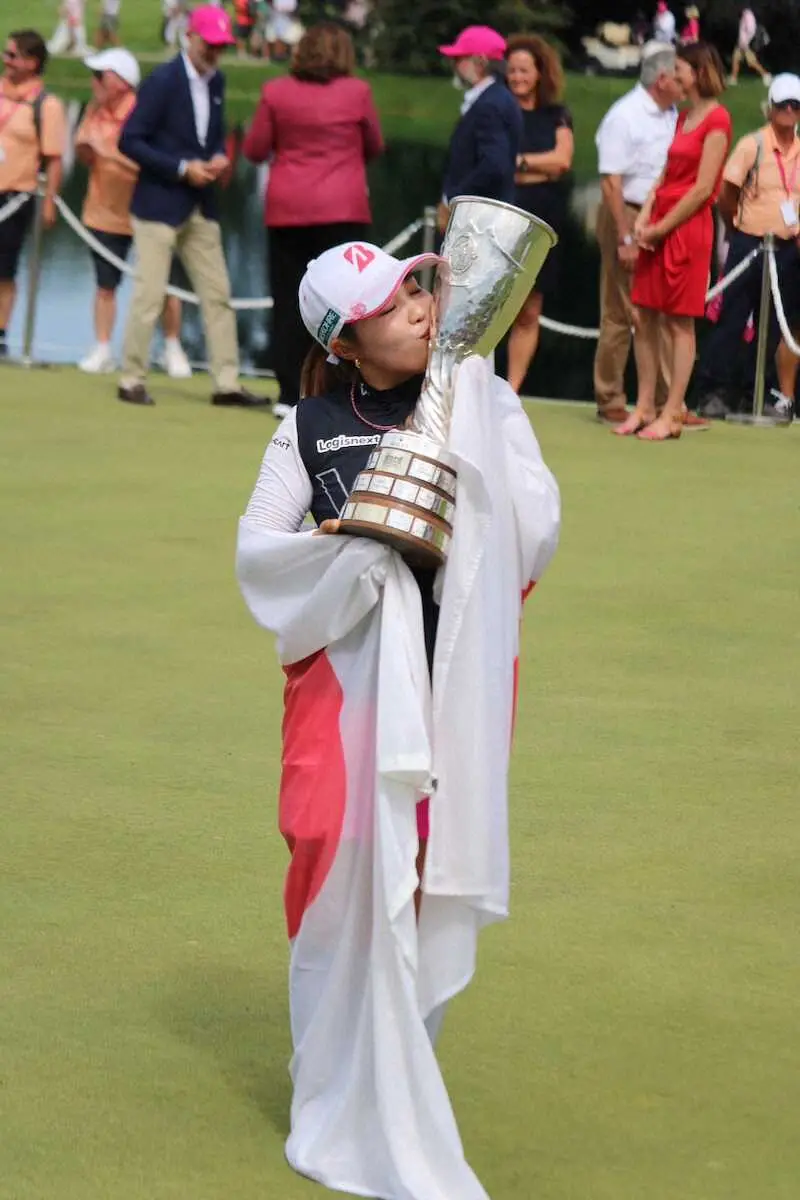 【画像・写真】メジャー優勝を飾り、トロフィにキスする古江彩佳