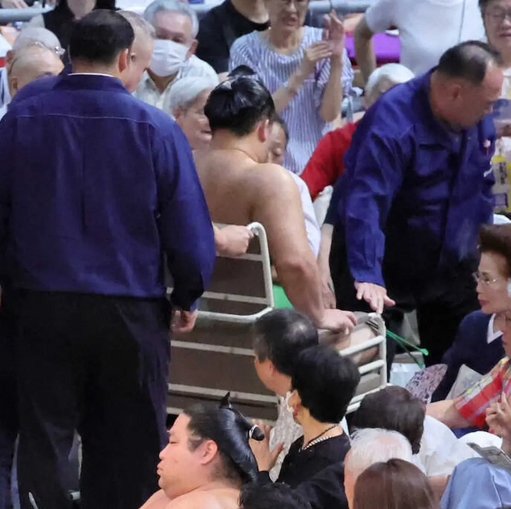 【画像・写真】朝乃山は車イスで花道を引き揚げる　一山本に押し倒された際に左足を痛めたもよう