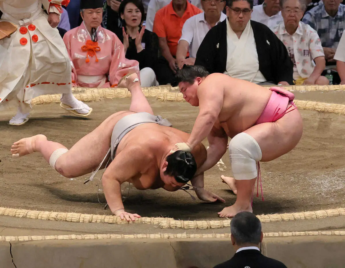 【画像・写真】宇良が熱海富士を下手出し投げで転がし、人気力士対決を制す