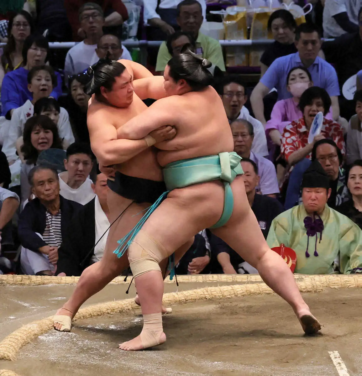【画像・写真】照ノ富士　無傷4連勝で単独トップ！元大関・御嶽海破る　霧島初黒星、大の里は3敗目