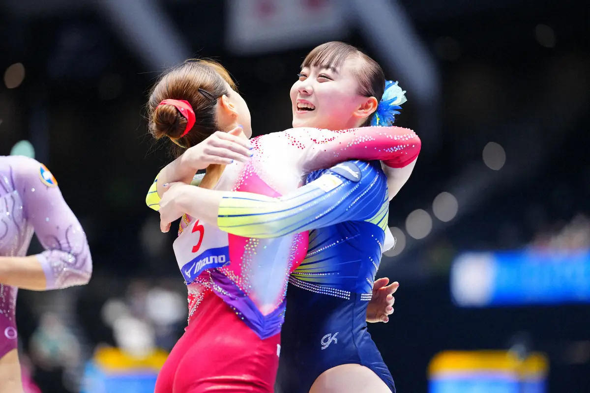 【画像・写真】5月のNHK杯で優勝した宮田笙子（右）と抱き合う杉原愛子