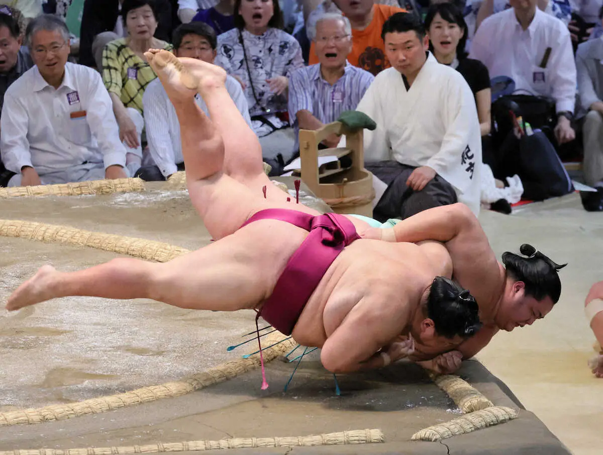 【画像・写真】御嶽海　土俵際執念で大関撃破！琴桜を逆転下手投げ　若手には「まだまだ負けられない気持ち」