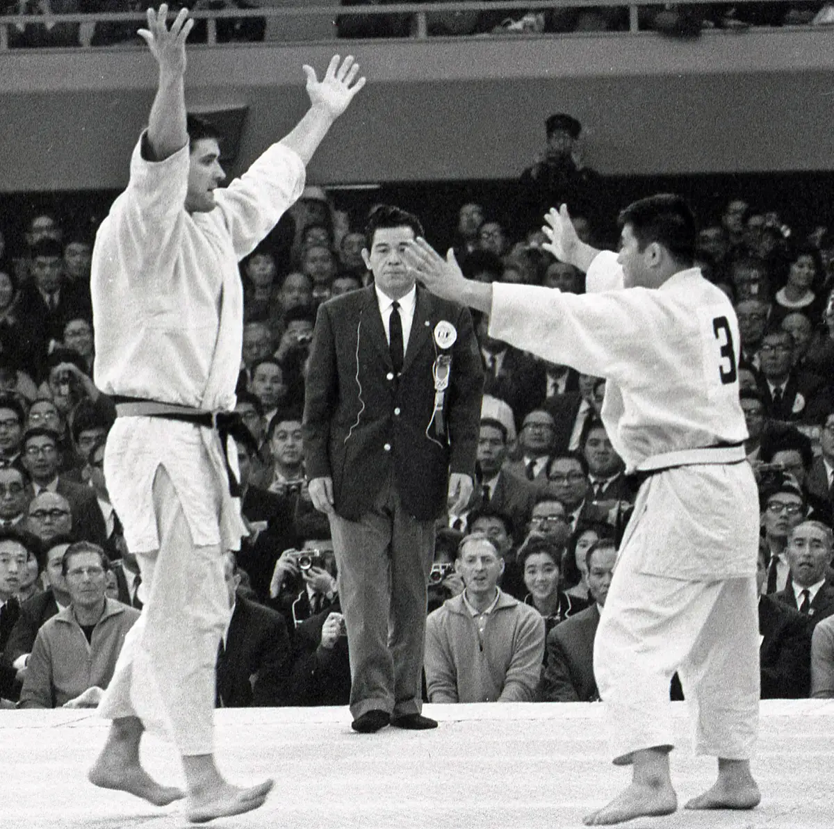 【画像・写真】1964年東京五輪・柔道無差別級決勝で神永昭夫を破り金メダルを獲得したヘーシンク（1964年10月23日撮影）