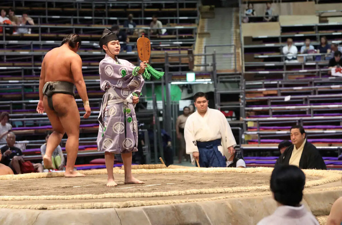 【画像・写真】序ノ口最初の取組で珍事!?結山が後頭部強打で救急搬送も勇み足で勝利　不在の状態で勝ち名乗り
