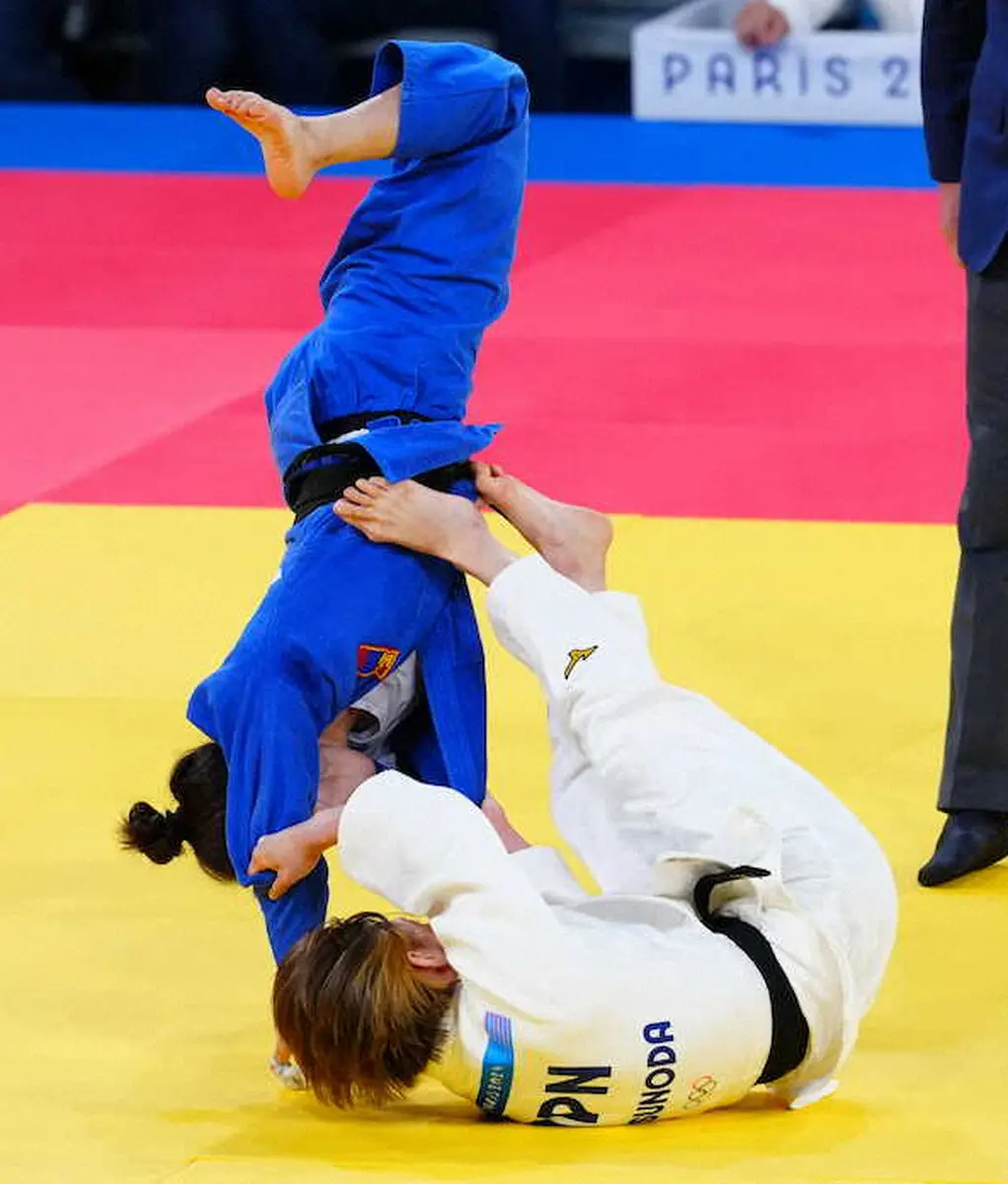 【画像・写真】＜パリ五輪　柔道女子48キロ級決勝＞巴投げで技ありを奪う角田夏実（撮影・小海途　良幹）
