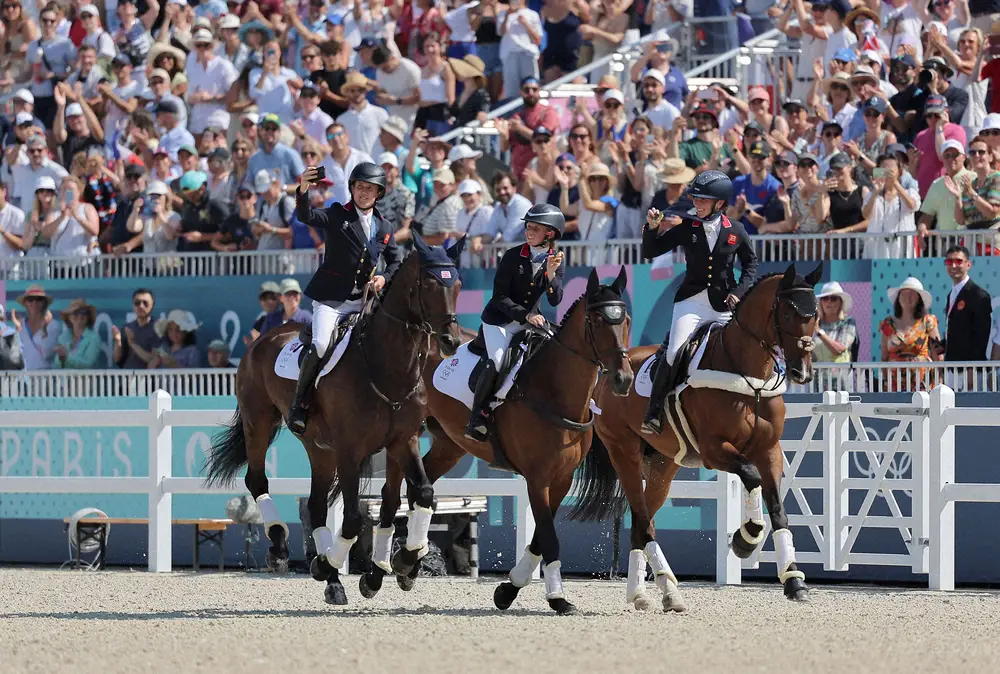 【画像・写真】総合馬術団体、92年ぶり銅メダル　馬も一緒に表彰式　プレゼンターは英アン王女　「素敵」「最高」の声