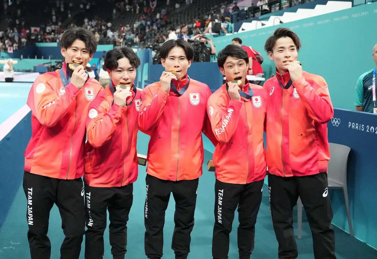 【画像・写真】＜パリ五輪・体操男子団体決勝＞金メダルをかじる日本の選手たち（撮影・岡田　丈靖）