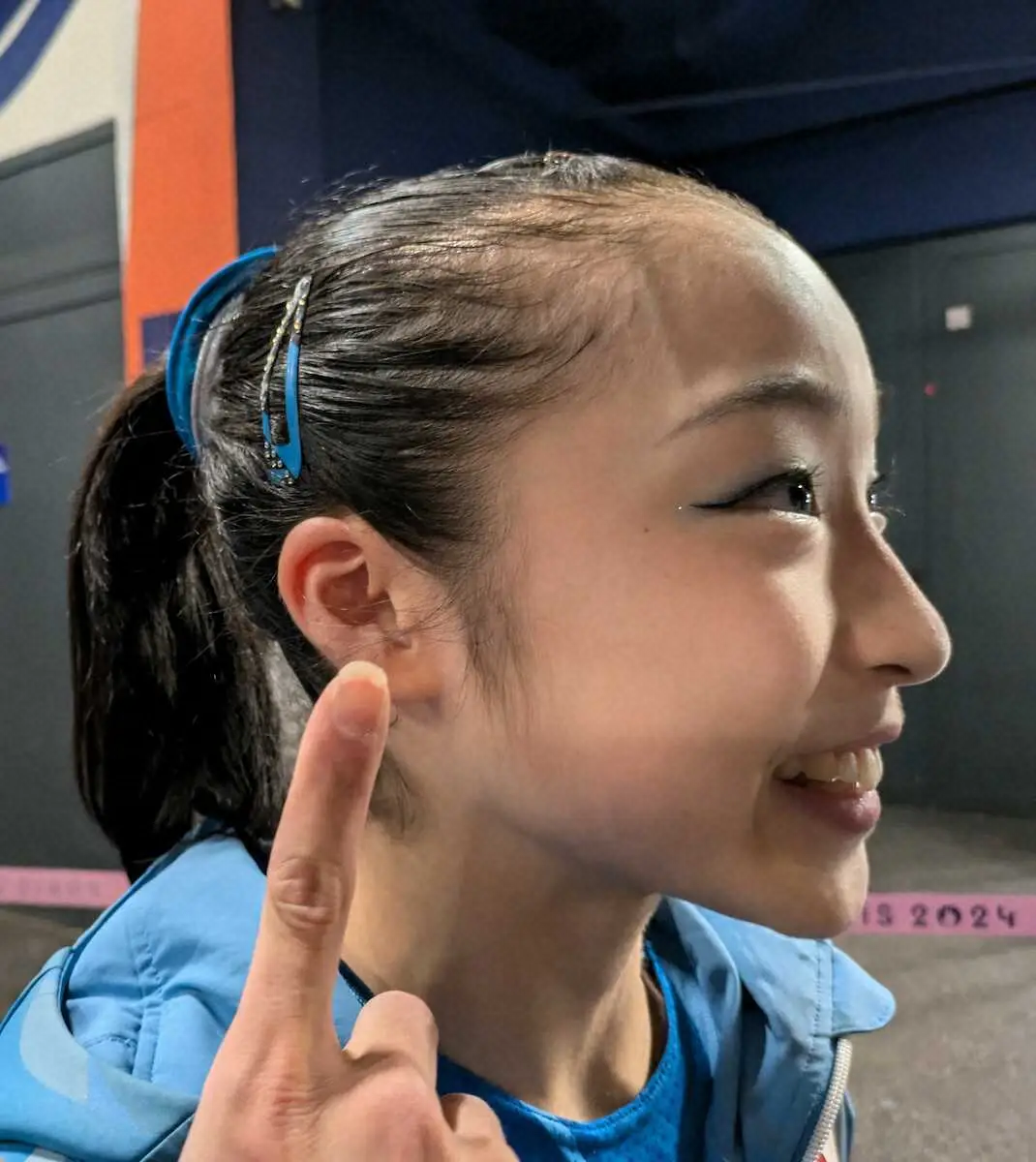 【画像・写真】宮田からプレゼントされた青と白のヘアピンを指さす岡村