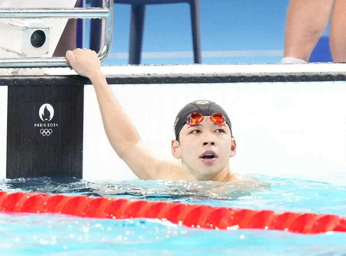 【画像・写真】＜パリ五輪・男子200メートルバタフライ予選＞予選を終えタイムを見る寺門（撮影・岡田　丈靖）