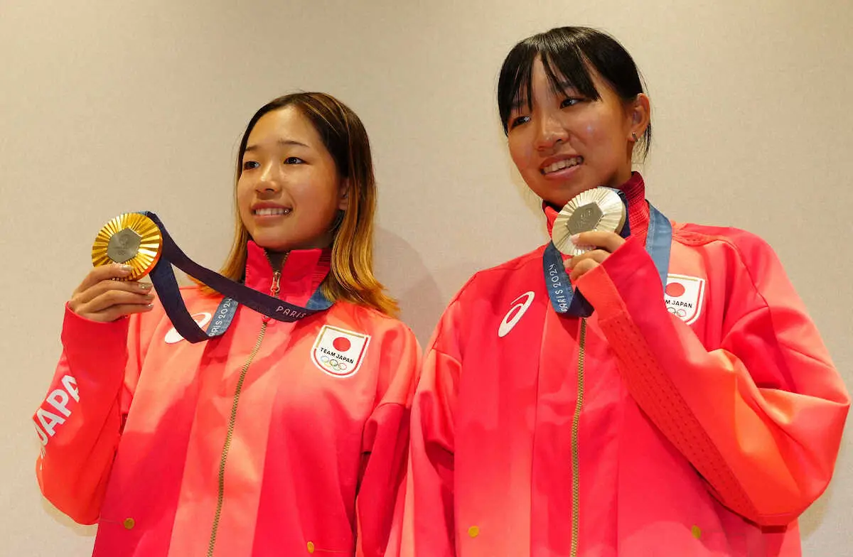【画像・写真】帰国会見でメダルを披露する吉沢（左）と赤間（撮影・島崎忠彦）