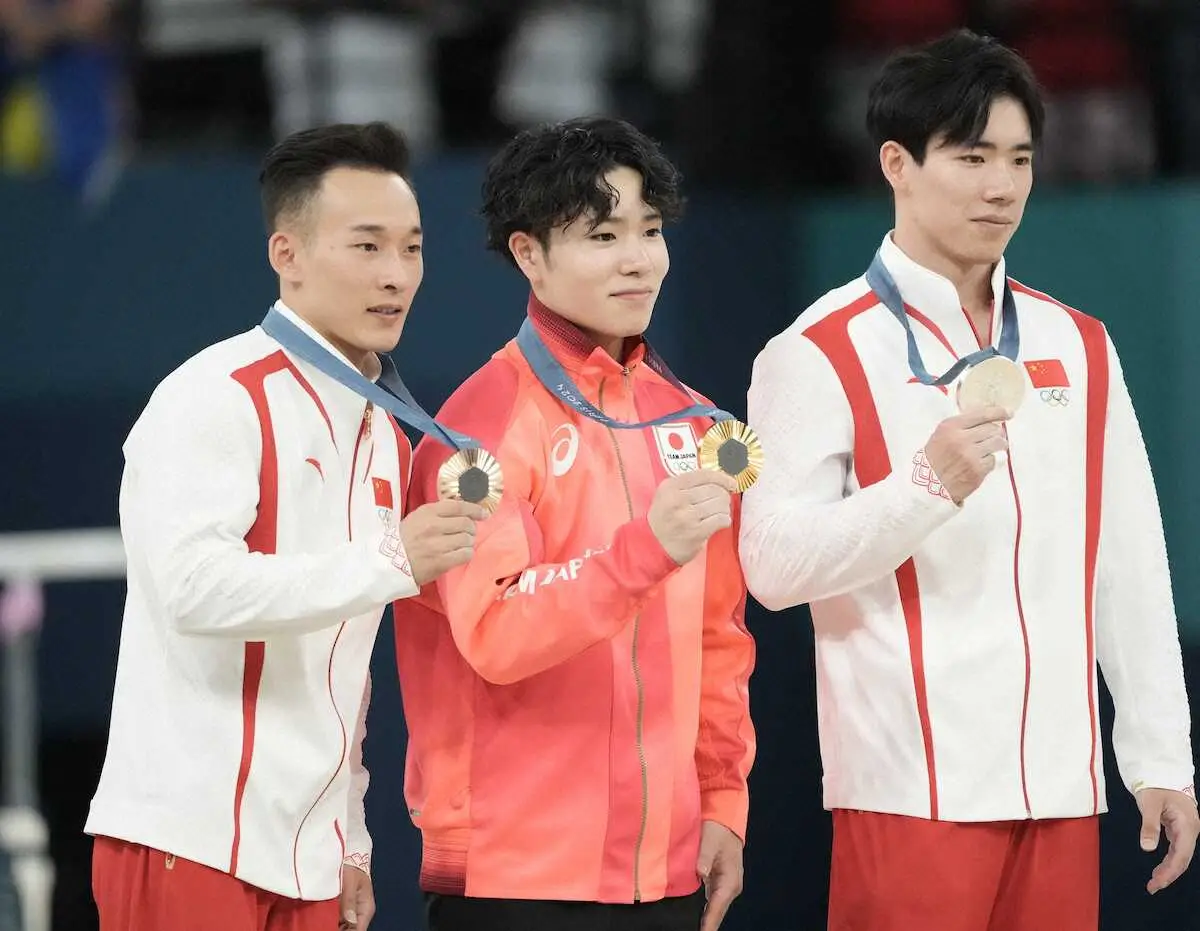 【画像・写真】＜パリ五輪・体操男子総合決勝＞表彰式で金メダルを手に記念撮影する岡（撮影・岡田　丈靖）