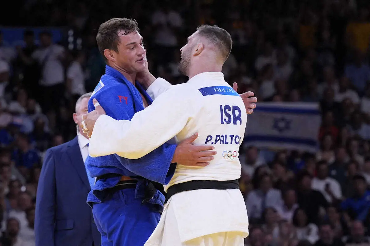 【画像・写真】試合後称え合う両者（AP）