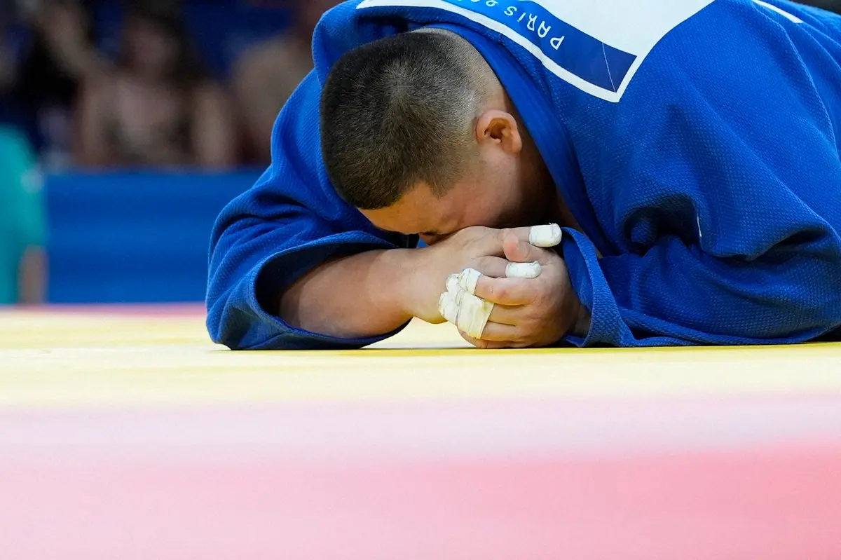 【画像・写真】男子100キロ超級3位決定戦に敗れ、畳に突っ伏す斉藤立（AP）