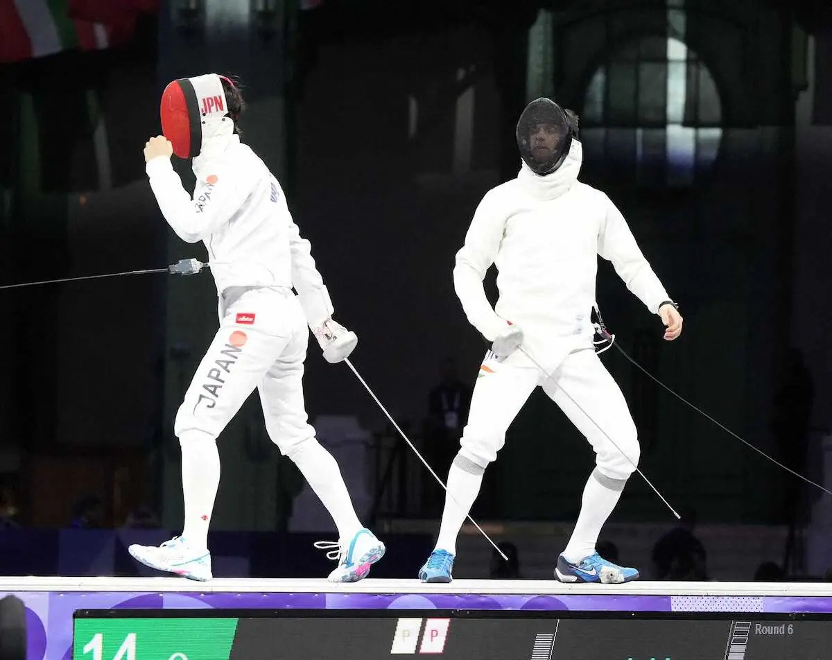 【画像・写真】＜パリ五輪・フェンシング男子団体エペ決勝＞得点を奪いガッツポーズの加納（左）（撮影・岡田　丈靖）