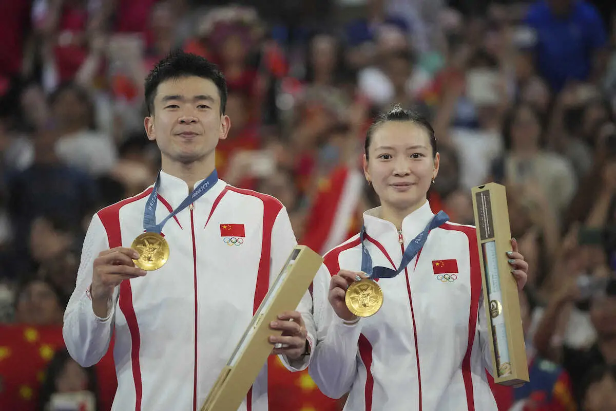 【画像・写真】表彰式後に公開プロポーズ！　バド混合複で金メダルの中国女性選手が感激の涙　場内も大歓声で祝福