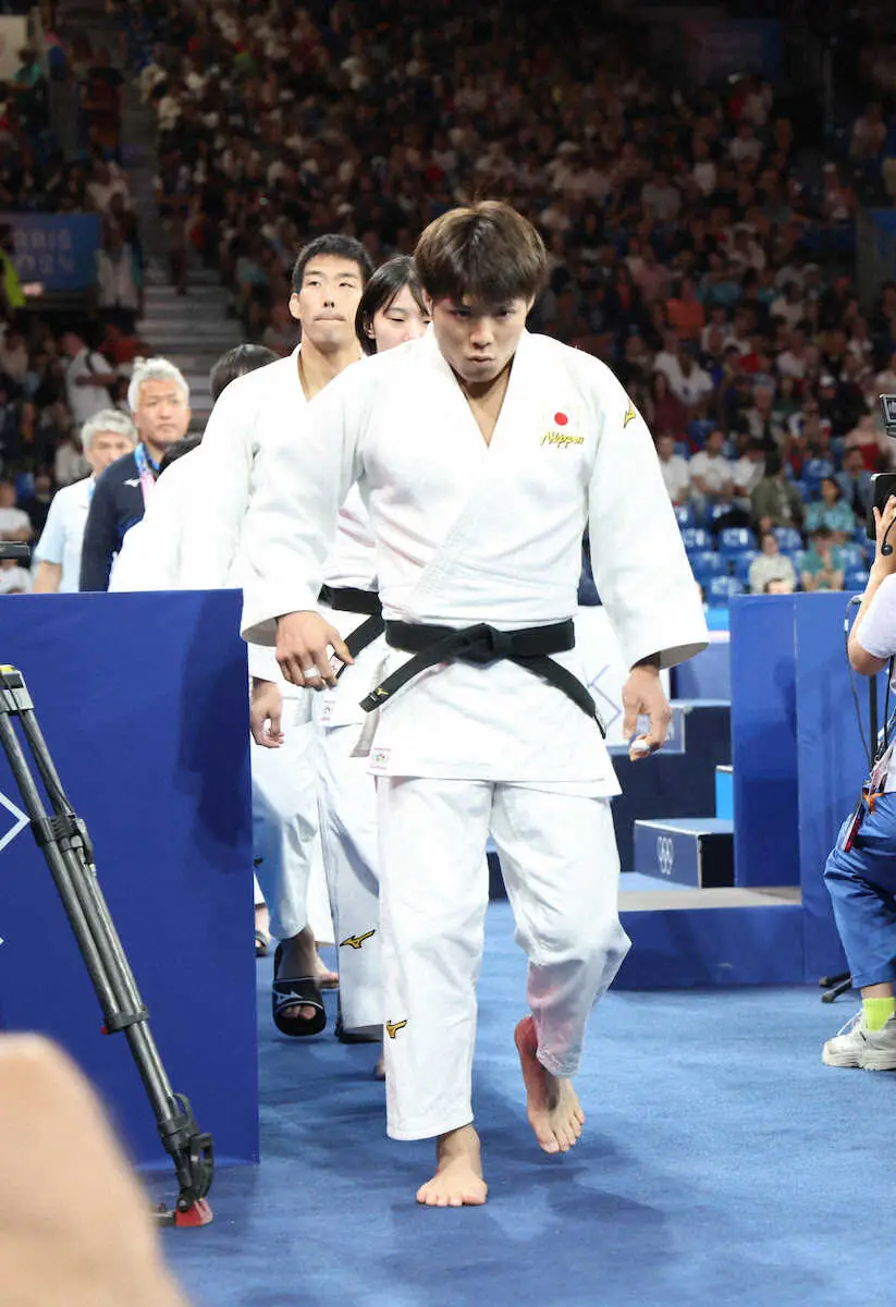【画像・写真】＜パリ五輪　柔道＞混合団体戦準々決勝、試合へ向かう阿部一二三（手前）ら（撮影・平嶋　理子）