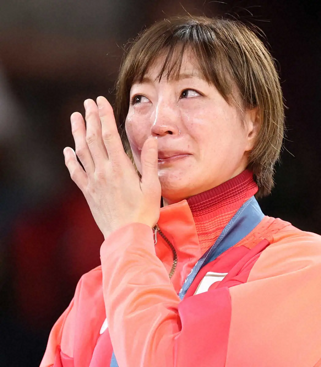 【画像・写真】＜パリ五輪　柔道＞女子48キロ級で金メダルを獲得し、表彰式で涙を流す角田夏実（撮影・平嶋　理子）