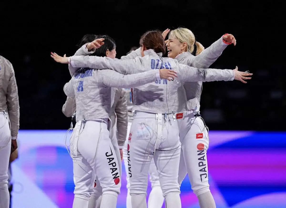 【画像・写真】＜パリ五輪　フェンシング女子サーブル団体3位決定戦＞銅メダルを獲得し喜ぶ江村（右）ら選手たち（撮影・小海途　良幹）
