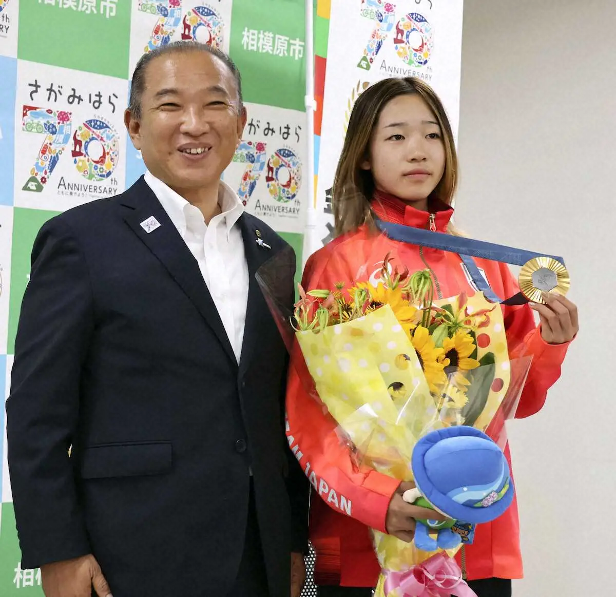 【画像・写真】相模原市の本村賢太郎市長（左）と写真に納まるパリ五輪スケートボード女子ストリートで金メダルの吉沢恋