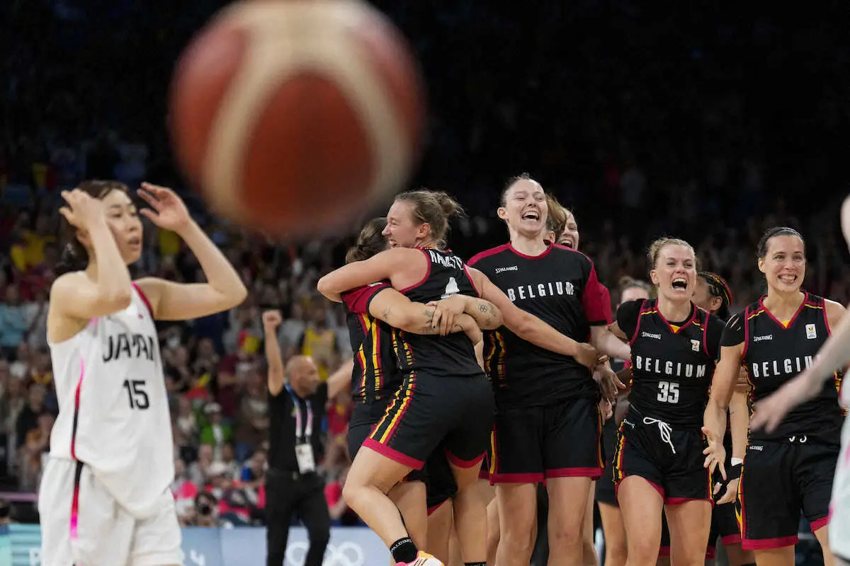 【画像・写真】明暗くっきり…決勝トーナメント進出に喜ぶベルギーと3連敗に肩を落とす日本代表・本橋（左・AP）