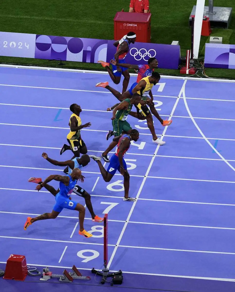 【画像・写真】＜パリ五輪　男子100メートル決勝＞ゴールに駆け込む選手たち。僅差でノア・ライルズ（下から3人目）が金メダル（撮影・小海途　良幹）